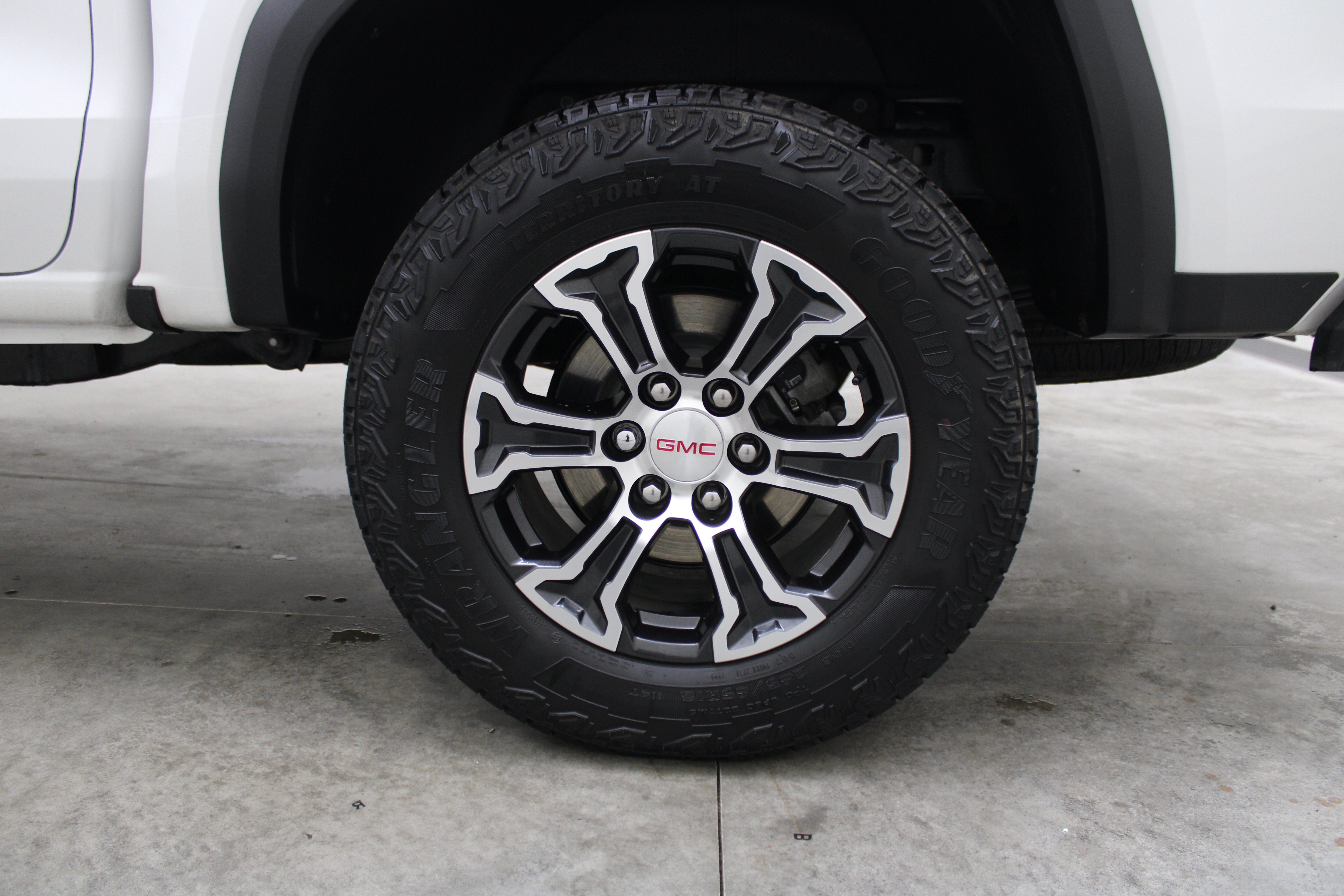 2025 GMC Canyon 4WD AT4